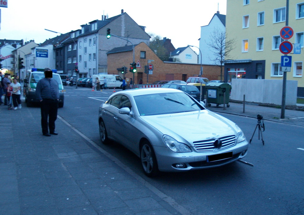 VU Fussgaenger angefahren schwer verletzt Koeln Gremberg Rolshoverstr P08.JPG